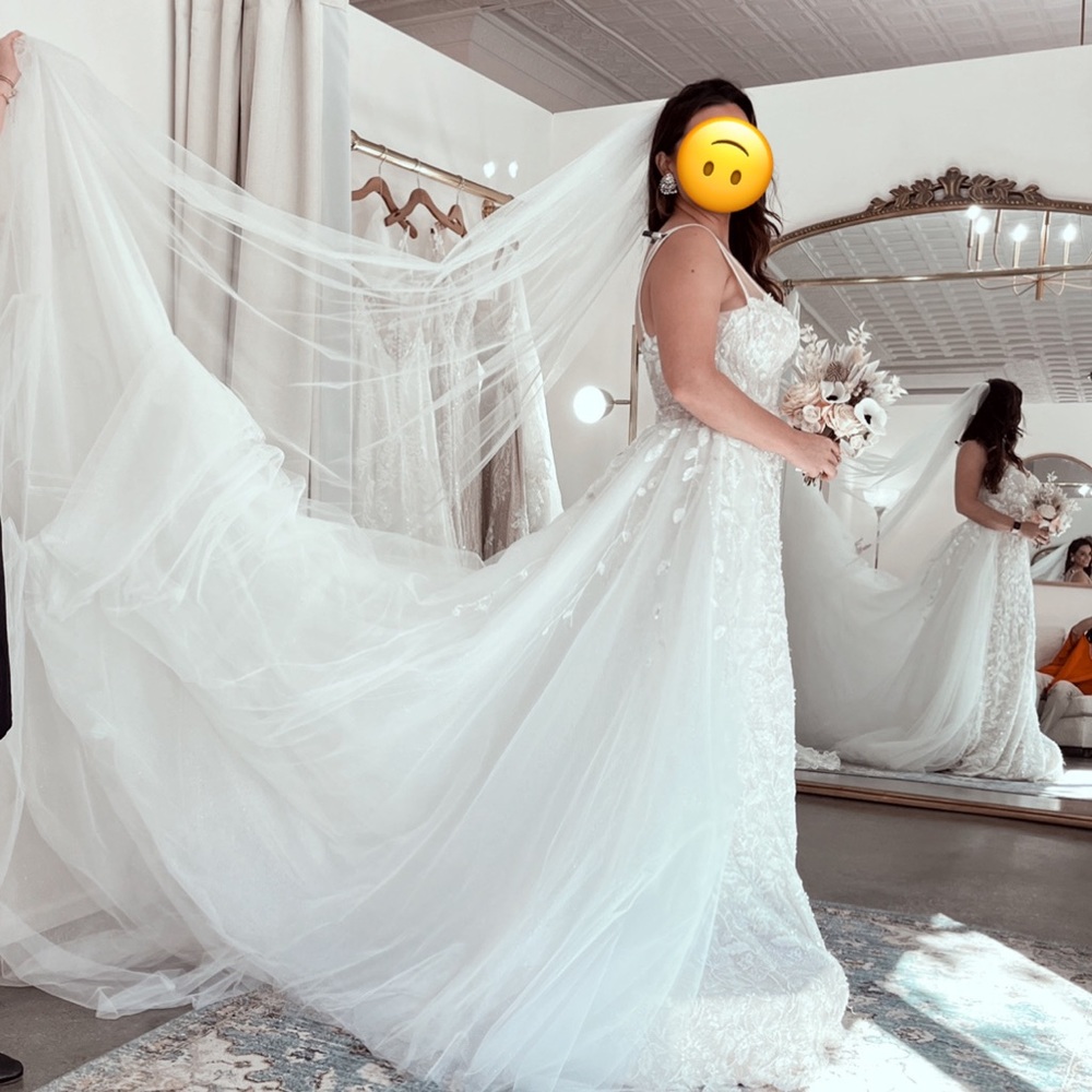 Giovanna Alessandro Wedding Gown-overskirt + veil included. Never Worn